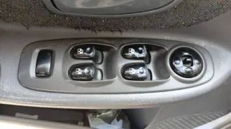 Хендэ Акцент 2003 года, серебристый. VIN: X7MCF41GP4M007673, ПТС: 63РН 449751, госномер Р565КА64. Двигатель бензиновый G4EC3626195, объем 1.5 л (1495 куб. см), мощность 102 л.с. Максимальная масса 1555 кг, масса без нагрузки 1176 кг. Экологический класс не установлен. Произведен ООО ТАГАЗ (Россия).