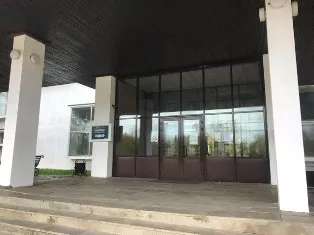 Недвижимое и движимое имущество - здание, назначение: нежилое (гостиница), кад номер: 50:60:0020103:58; здание, назначение: нежилое (проходная), кад номер: 50:60:0020103:55; помещение, назначение: нежилое (теплица), кад номер: 50:60:0020103:92; сооружение, назначение: нежилое (благоустройство с…
