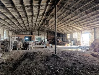 Оборудование в составе: косилка КИР 1,5, водораздатчик ВУК 3, прицеп тр. 2ПТС-4, культиватор КРН-5,6, плуг ПЛН 3х35, жатка валковая ЖВП 4,9, прицеп тр. 2ПТС-4,5, сеялка СЗП-3,6А, сеялка СУПН-8, валкообразователь, прицеп ПСЕ 12,5, плуг ПЛН 4х35, плуг ПЛН 5х35, культиватор КПС-4, кран-балка…