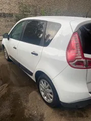 Renault Scenic 2010 года выпуска, госномер Х899МТ136, VIN VF1JZ0B0642944618. Цвет белый. Повреждение заднего бампера, крышки багажника, задней правой двери, порогов. Повреждение ЛКП по всему кузову автомобиля.