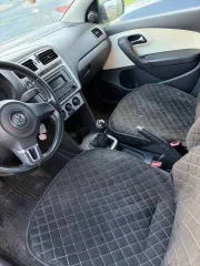 Volkswagen Polo 2013 года, 105 лс, идентификационный номер (VIN): XW8ZZZ61ZEG015531, ГРЗ: М535ОА72, сломана ручка открытия капота, пробег неизвестен, имеются многочисленные сколы, царапины и ржавчина по кузову.