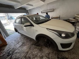 Легковой автомобиль Kia Rio, 2019 г.в., г/н С609АА761, VIN Z94C251BBKR054156, белого цвета, отсутствуют четыре колеса, на переднем бампере имеются потертости, на правой передней двери вмятина. Адрес: Ростовская область, г. Каменск-Шахтинский, ул. Народная, 7. Мощность двигателя: - Марка: Kia Rio…