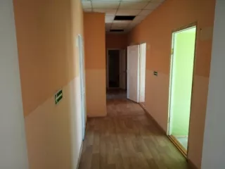 Недвижимое имущество, состоящее из: Земельного участка с кадастровым номером 19:02:010532:425, площадью 1670,00 кв.м., расположенного по адресу: РХ, г. Черногорск, ул. Чапаева, 27А. с расположенным на нем объектом недвижимого имущества: Нежилое здание, три этажа: два надземных, один подвальный…