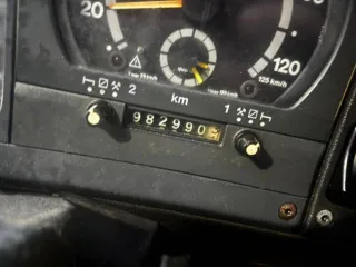 Scania 113 1992 года. Грузовой седельный тягач. На ходу или нет — неизвестно. Дефекты ЛКП, ржавчина, течь воды в салон, масляное запотевание в районе гидроцилиндра подъема кабины. Более подробное техническое состояние выясняйте самостоятельно в ходе осмотра.