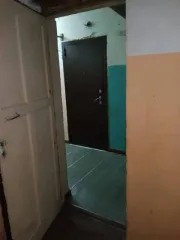 Доля 1/3 в комнате 18,2 м² по адресу: Россия, Республика Коми, г. Сыктывкар, пгт. Краснозатонский, ул. Ломоносова, дом 50, комната 125, кадастровый номер: 11:05:0401011:1118. В ЕГРН имеется непогашенная ипотека в пользу физического лица; возможна регистрация несовершеннолетних.