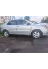 Toyota Corolla 2005 года выпуска. Цвет серебристый. VIN: NMTBZ20E80R123417. Категория B. Двигатель 3ZZE350223. Автомобиль не на ходу. Требуется ремонт двигателя, на порогах ржавчина, в салоне нет магнитолы, в дверях отсутствуют колонки. Возможно наличие иных недостатков.