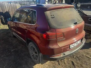 Volkswagen Tiguan 2014 года выпуска. VIN: XW8ZZZ5NZEG113455. Двигатель №: CAW 193325. Цвет: вишнево-красный.