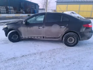 Легковой автомобиль Renault Fluence, 2013 г.в., VIN VF1LZBR0549415661, цвет коричневый. Не работает ручник, в какой-то момент заклинил, примерзли троса ручника и стерлись колодки задние. Переднее левое крыло помято. Сколы и царапины на лобовом стекле. Слевой стороны замят металический усилитель…