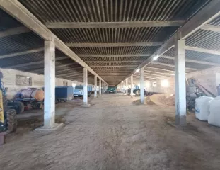 Оборудование в составе: косилка КИР 1,5, водораздатчик ВУК 3, прицеп тр. 2ПТС-4, культиватор КРН-5,6, плуг ПЛН 3х35, жатка валковая ЖВП 4,9, прицеп тр. 2ПТС-4,5, сеялка СЗП-3,6А, сеялка СУПН-8, валкообразователь, прицеп ПСЕ 12,5, плуг ПЛН 4х35, плуг ПЛН 5х35, культиватор КПС-4, кран-балка…