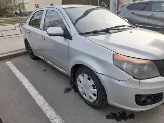 Geely GC6, 2014 года, 94 лс, 397464 км, легковой автомобиль, VIN X9W8624SGED000795, марка: Geely GC6, год изготовления: 2014, мощность двигателя, л. с. (кВт): 94, цвет: серебристый, вид собственности: индивидуальная, пробег 397464. На кузове невооруженным глазом видны следы коррозии.