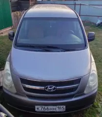 Hyundai Starex 2011 года, серый цвет. VIN: KMJWA37JBBU332444. Автомобиль видимых существенных повреждений не имеет, кроме естественных следов эксплуатации. На момент осмотра запустить двигатель и проверить возможность движения не представилось возможным, по неизвестным причинам (не завелся).