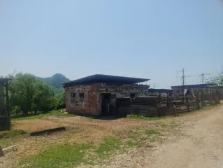 Земельный участок и нежилые помещения 233,2 кв.м Приморский край Земельный участок кадастровый номер 25:13:030209:1328 площадью 19822 кв.м категория земель: Земли населенных пунктов виды разрешенного использования: склады адрес местоположению: местоположение установлено относительно ориентира…