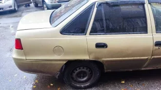 Автомобиль Daewoo Nexia GLE, 2011 года выпуска, государственный регистрационный номер Х825АК142. Кузов со следами коррозии на арках, дверях, порогах и капоте, также есть трещина на ветровом стекле и сколы. Установлена защита ДВС и КПП, не работает стрелка указателя скорости (необходима замена…