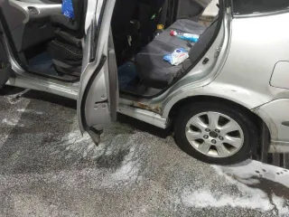 Nissan Tino 1999 года, 120 лс, 500000 км, АКПП. Автомобиль «Ниссан Тино» 1999 г.в., рег. №М779ВА142, № кузова V10002906, цвет: серый, VIN отсутствует. Номера не проверялись. Комплектность не проверялась. Пробег неизвестен. Сведения о коробке передач не предоставлены.