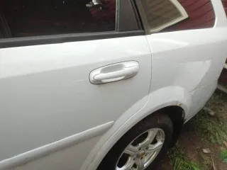 Шевроле Лачетти 2012 года выпуска, VIN XUUNF356JC0014008, госномер С977ХТ55. Учтены коррозийные повреждения, потертости и царапины на ЛКП. Задняя правая фара разбита. На лобовом стекле трещина. Требуется химчистка салона.