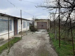 1/2 доля жилого здания 69,5 кв.м. в Республике Крым, кадастровый номер: 90:02:130102:83, адрес: Российская Федерация, Республика Крым, м.р-н Белогорский, с.п. Мельничное, с Мельничное, ул Садовая, д. 31
