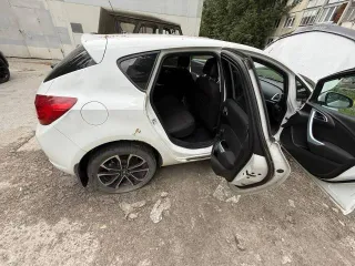Opel Astra 2012 года, 115 л.с., пробег 300000 км, АКПП. VIN: XUFPD6DD6C3072737. Автомобиль находится в Тюмени по адресу: ул. 30 лет Победы, 96 (во дворе). ТС не на ходу. Вин-номер на кузове не читается. Имеются запреты регистрационных действий.