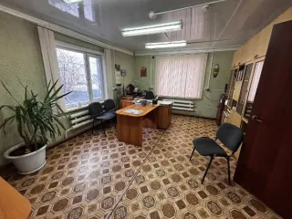 Административное здание редакции площадью 163,7 кв. м, одновременно с земельным участком площадью 543 кв. м. Адрес: Курганская область, Юргамышский муниципальный округ, р.п. Юргамыш, пер. Больничный, д. 2. Назначение: нежилое, количество этажей: 1, подземных этажей: 0. Кадастровый номер здания…