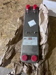 Теплообменник APL gruppe SL70TK-BB-10 2024 (годные остатки) обернутый в бумагу, а/н No 555-37391034, маркировка «APL gruppe, ETS, Typ: SL70TK-BB-10 mit Bolzen, Baujahr: 2024, Fabrikations- Nr:19561/24/04, Ihre Artikel-Nr: 04-022.7.121, ETS Artikel-Nr:VA 10833» – 1 шт., общим весом 5,70 кг.