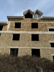 Незавершенное строительство 1059.6 м², котельная 80.7 м², участок 1433 м², Крым. Объекты по адресу: Республика Крым, Симферопольский район, пгт Николаевка, ул. Морская, д. 25. Незавершенное строительство (проектируемое назначение – нежилое здание, степень готовности – 40%) площадью 1059.6 кв. м…