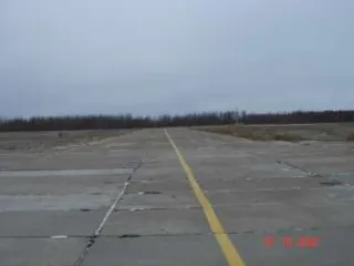 Взлетно-посадочная полоса в аэропорту г. Кедровый. Нежилое сооружение – взлётно-посадочная полоса, протяженность 1980 м, ширина 36 м. Кадастровый номер 70:18:0000006:910, адрес Томская область, г. Кедровый, квартал 22, сооружение 55а