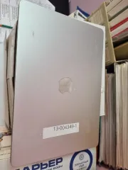 iPhone 16 Pro Max желтого цвета и MacBook Air Apple V2 серебристого цвета. Состояние б/у.