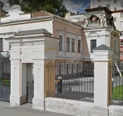 Нежилое здание 584.1 кв.м по адресу: г. Москва, вн.тер.г. муниципальный округ Замоскворечье, ул. Садовническая, д. 41, стр. 1, кадастровый номер 77:01:0002014:1063. Имеется договор аренды земельного участка с кадастровым номером 77:01:0002014:9842 с Российской Федерацией от 2022 года сроком на 7…