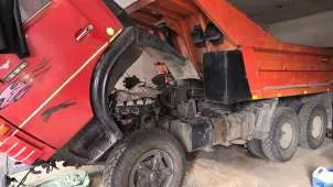 Автосамосвал Камаз 55111, г.в. 2001, грн Е492ВУ 75RUS. Состояние крайнее "условно пригодное", близкое к "удовлетворительному". Требует проведения обслуживания и ремонта отдельных систем и агрегатов. Внешний вид удовлетворительный. Грузовой самосвал (разукомплектован - рама, металлолом) Камаз 5511…