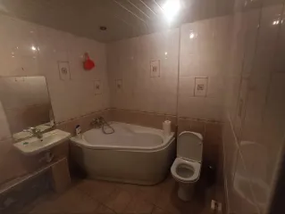 Двухкомнатная квартира 51.7 кв.м, расположенная на первом этаже жилого дома по адресу: Тюменская область, г. Тюмень, ул. Тимуровцев, д. 32, кв. 27. Кадастровый номер 72:23:0104002:1827. С имуществом можно ознакомиться с момента публикации сообщения о торгах и до окончания периода приема заявок по…