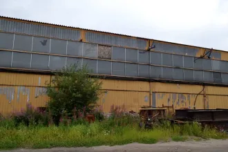 Административное здание, кад.№ 51:01:0101002:104, S=372,2 кв.м.; Склад - часть здания, кад.№ 51:01:0101002:123, S=427,7 кв.м.; здание гаража, кад.№ 51:01:0101002:89, S=1798,7 кв.м.; Земельный участок, кад.№ 51:01:0101002:6, S=4725 +/- 24,06 кв.м.; Беседка-гриль; Сторожка из бруса; Видеорегистратор…