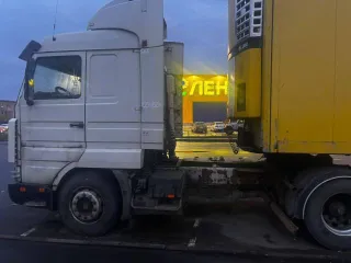 Scania 113 1992 года. Грузовой седельный тягач. На ходу или нет — неизвестно. Дефекты ЛКП, ржавчина, течь воды в салон, масляное запотевание в районе гидроцилиндра подъема кабины. Более подробное техническое состояние выясняйте самостоятельно в ходе осмотра.