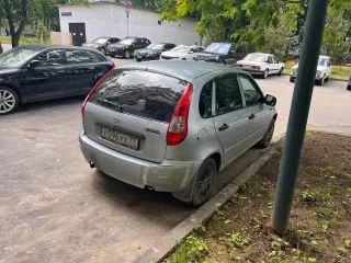 Lada Kalina, 2012 года, 81 лс, 125730 км, ВАЗ 111930 LADA KALINA, год выпуска: 2012, ГРЗ: У596УХ77, VIN: ХТА111930С0228807. Машина в удовлетворительном состоянии. На ходу. На двигателе подтеки моторного масла. Все детали кузова (крылья, двери, пороги, капот, багажник и дно автомобиля) в мелких…