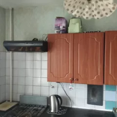 Однокомнатная квартира, Ленинградская область, пгт. Лесогорский, ул. Труда, д. 7, кв. 5, кадастровый номер 47:01:0501002:1122, площадью 37 кв.м. Квартира находится на втором этаже пятиэтажного дома. В квартире есть косметический ремонт, пластиковые окна, застеклен балкон, все коммуникации работают…
