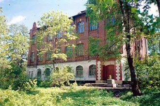 Нежилое здание 1910 года, 1102,7 кв.м, Ленинградская область. Нежилое здание – объект культурного наследия регионального значения «Здание земского сельскохозяйственного училища», кадастровый номер 47:22:0000000:13371. Здание нежилое, 1910 года постройки, 3-х этажное, кирпичное (здание бывшей…