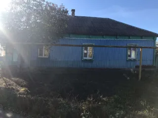 1/3 доля жилого здания с кадастровым номером 36:31:0100051:220, площадью 79.8, по адресу: Воронежская область, р-н Хохольский, рп. Хохольский, ул. Шуры Лавлинской, д. 195, расположенного на 1/3 доле земельного участка для ведения личного подсобного хозяйства с кадастровым номером 36:31:0100051:256…