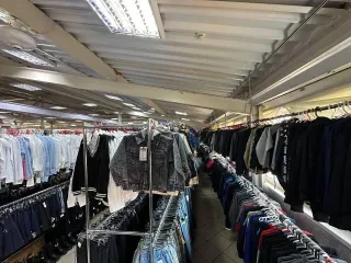 Доля 13789/298100 в праве на нежилое здание рынка площадью 3070,9 кв.м., кадастровый номер 38:35:010235:185, и доля 7085/157800 в праве на земельный участок площадью 1578 кв.м., кадастровый номер 38:35:010235:15, расположенные по адресу: РФ, Иркутская область, г. Зима, пер. Коммунистический, д. 4…