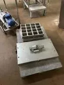 Машина вакуум-упаковочная Tiromat (Упаковочная машина PowerPak RT 520) – (1 шт).,
Допформат для вакуум-упаковочной машины Tiromat (Модификация 784/1145 формат 2.1 для Тиромат CFS) – (1 шт).,
Компрессор Atlas Copco GA18FF (Компрессор GA18FF ELII-) – (1 шт).,
Машина для порционной нарезки TREIF…