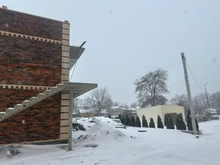 Земельный участок 1026 м² в Ставропольском крае по адресу: Россия, Ставропольский край, г. Ессентуки, ул. Комарова, площадь 1026+/-11 кв.м., на котором находится объект незавершенного строительства.