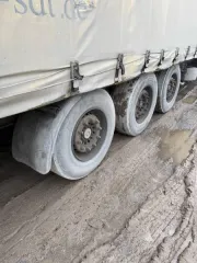 SCHMITZ полуприцеп, 2002 г.в., г/н: АЕ708443, VIN: WSMS6980000505818, рама черного цвета, на прицепе тент. Местонахождение: Кировская область, Верхошижемский район, пгт. Верхошижемье, ул. Кирова, д. 3. Вид права – собственность. Обременение – аресты.
