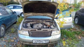 Audi A4 2001 года выпуска, серебристый цвет, VIN WAUKC68D91A153110.
