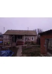 1/2 доля жилого здания площадью 51 кв.м, кадастровый номер 30:01:150206:85, и 1/2 доля земельного участка площадью 570 кв.м, категория земель: земли населенных пунктов, разрешенное использование: 2.1 малоэтажная жилая застройка индивидуального строительства, кадастровый номер 30:01:150206:244…
