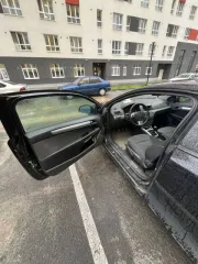 Opel Astra 2011 года, 116 л.с. VIN: XWF0AHL08B0008963, цвет черный, регистрационный номер С603СЕ96. Имеются потертости и царапины на лакокрасочном покрытии. Требуется химчистка салона.
