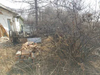 Доля квартиры 34.1 кв.м., Уссурийск. 1/4 доля квартиры в Уссурийске, еще 1/4 доля квартиры в Уссурийске, еще 1/4 доля в квартире, площадь 34.1 кв.м., назначение: Жилое, этаж: 1, адрес: Россия, Приморский край, г. Уссурийск, ул. Известковая, д. 48, кв. 2, кадастровый номер: 25:34:016502:2293