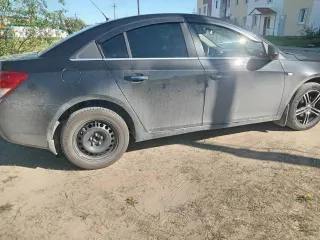 Chevrolet Cruze 2010 года, 141 лс, АКПП. Автомобиль марки ШЕВРОЛЕ КРУЗ, 2010 г.в., ГРЗ – В280УО89, VIN – XUFJA695JA3017360, цвет: черный. Учтено техническое состояние: автомобиль на ходу, требуется химчистка салона.
