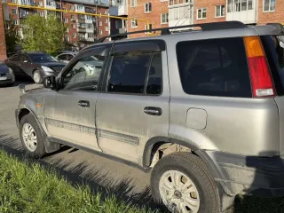 Honda CR-V 1996 Легковой автомобиль, марка: HONDA, модель: CR-V, год изготовления: 1996, цвет: серый, VIN: отсутствует, вид собственности: индивидуальная. Особенности тех. состояния: вмятина на переднем крыле.