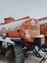 Полуприцеп цистерна Нефаз 96742-03, 2010 год, оранжевый цвет. VIN: X1F96742BA0001117. Государственный номер: АР584886. Имеет множественные сколы, местами коррозию, отсутствуют все колесные диски и резина.