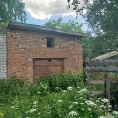 Земельный участок с расположенными на нем объектами недвижимого имущества по адресу: Новгородская область, Боровичский район, городское поселение г. Боровичи, ул. наб. Октябрьской Революции, д. 8а. Земельный участок площадью 1246 кв. м, кадастровый номер 53:22:0020907:16. На участке расположены…