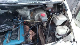 ГАЗ 2705, 2002. Автомобиль ГАЗ, модель: 2705, год изготовления: 2002 г.в., VIN: ХТН27050020242987, г.р.з. Т647УЕ47, вид собственности – совместная с супругом Арефьевым А.А. Автомобиль в неудовлетворительном состоянии, не находу, имеет сквозную коррозию металла по всему кузову, некомплектен…