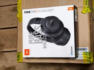 Бытовая электроника: зарядные устройства, колонки JBL, T&G, наушники Apple, Marshall, Samsung, смарт-часы, фены Dyson, устройства для зарядки аккумуляторов телефонов от сети переменного тока, производство Китай, марка Magnetic Charger, модель WCH-PMI-MGSF (2 шт.). Расчёска (большая массажная щетка…