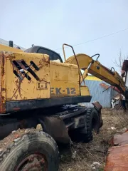 Экскаватор ЕК-12, 2003, заводской № машины (рамы) 1262 (332), двигатель № 582823, коробка передач № 4722, основной ведущий мост (мосты) № 974, 754, цвет серо-желтый. Год выпуска 2003.